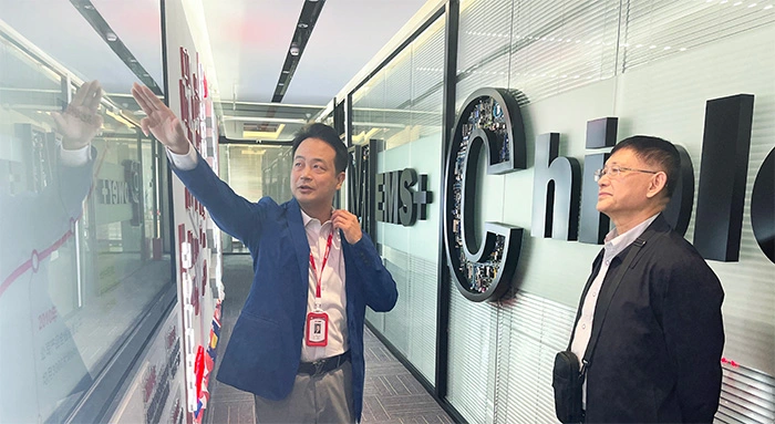HOTCHIP Chairman Lai Zelian introduces the company's business to Chairman Yang Chunguang
